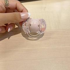Chupeta Rose, como reportado por IKEA Toulouse utilizando o iLost