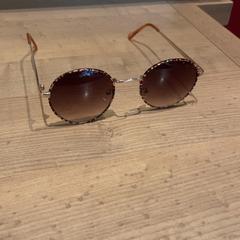 نظارات شمسية Panter print، كما تم الإبلاغ عنه بواسطة Pathé Arnhem عبر iLost