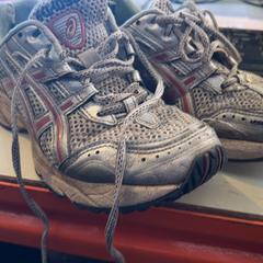 Sko Asics maat 34, som rapportert av Pukkelpop Camping Chill ved bruk av iLost