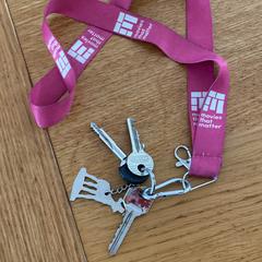 Sleutels met roze keycord, iLost에 보고됨