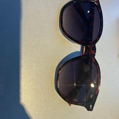 Gafas de sol, segundo informou Madurodam usando iLost