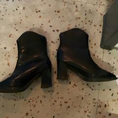 부츠 Black, iLost를 사용하여 MEININGER Hotel Köln West에 보고됨
