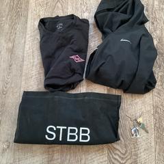 Zwarte stoffen tas met kleding en sleutels an iLost gemeldet
