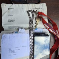Papieren, sleutel, bril, zonnebril, ketting Boss, segundo informou a iLost