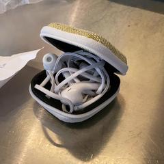 헤드폰 & 헤드폰 케이스 White green black, iLost를 사용하여 MEININGER Hotel Leipzig Hauptbahnhof에 보고됨