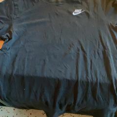 T shirt Black, zoals gemeld door MEININGER Hotel Köln West met iLost