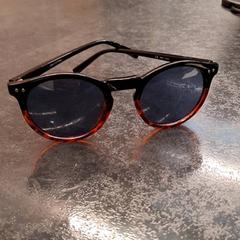 Gafas de sol, ha sido reportado por Rotterdam The Hague Airport con iLost