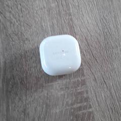 Caixa auricular Wit, como reportado por EBS Tramplein utilizando o iLost