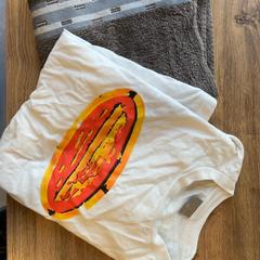 Camiseta de manga corta & Toalla Blanche et grise, ha sido reportado por MEININGER Hotel Marseille Centre la Joliette con iLost