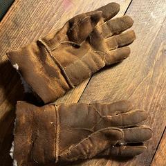 Bruine suede handschoenen, gerapporteerd met iLost