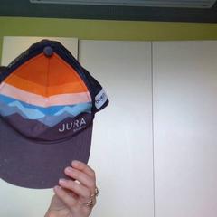 Men's cap marron, orange et bleu, ha sido reportado por MEININGER Hotel Lyon Centre Berthelot con iLost