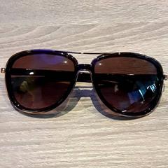 Gafas de sol, segundo informou EBS Tramplein usando iLost