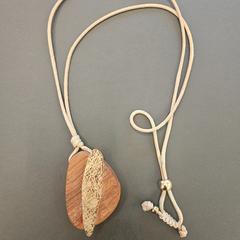 목걸이 Houten/gouden bedel, iLost를 사용하여 Gemeente Leopoldsburg에 보고됨