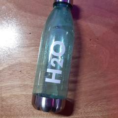 Flaska H2O, rapporterat av Into The Great Wide Open med iLost