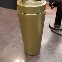 Botella para beber, ha sido reportado por Rotterdam The Hague Airport con iLost