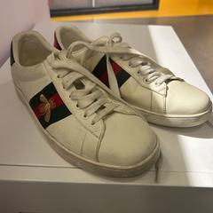Sneaker Gucci white shoes, come riportato da MEININGER Hotel Bruxelles Gare du Midi utilizzando iLost