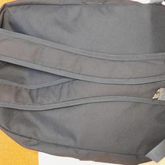 Mochila bleu marine, como reportado por TCL utilizando o iLost