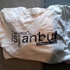 T shirt + handdoek, segons ha informat Ziekenhuis Oost-Limburg mitjançant iLost