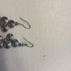 Boucles d'oreilles, a été signalé par Awakenings Festival utilisant iLost