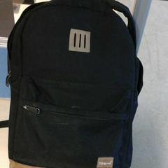 Zwarte rugzak met kleding, as reported by Connexxion Zeeland using iLost