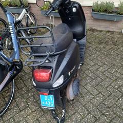 Zwarte scooter, merk Senzo, jak bylo nahlášeno na iLost
