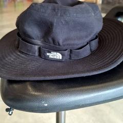 Cappello The normalement Face, come riportato da IKEA Dijon utilizzando iLost