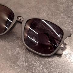 Gafas de sol, segundo informou Rotterdam The Hague Airport usando iLost