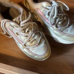 スニーカー beige がiLostで Attractie- & Vakantiepark Slagharen によって報告されました