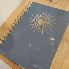 Zápisník Blue, engraved with Sun design, ako bolo nahlásené Conscious Hotel Westerpark pomocou iLost