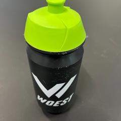 Láhev na vodu Zwart met groene dop, plastic, jak nahlášeno TU/e - Receptie Matrix pomocí iLost
