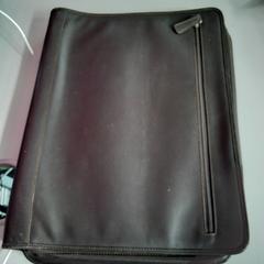 Bolso de embrague, ha sido reportado por Twisto con iLost