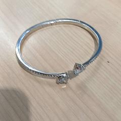 Armbånd argenté avec brillants, som rapportert av IKEA Toulouse ved bruk av iLost