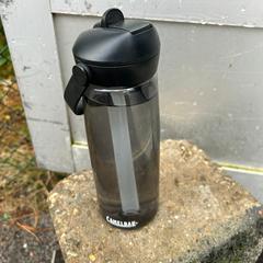 Botella de auga Camelbak, segundo informou Into The Great Wide Open usando iLost