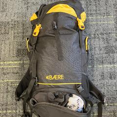 Backpack Grote rugzak zwart met geel, vol spullen, as reported by Connexxion Noord Holland Noord Alkmaar using iLost