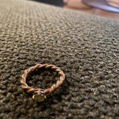 Goudkleurige ring met groene steen, as reported to iLost