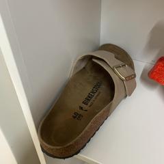Sandale Beige Birkenstock, a été signalé par IKEA Utrecht utilisant iLost