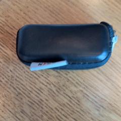Portaocchiali con occhiali Black, come riportato da ibis Styles Rotterdam Ahoy utilizzando iLost