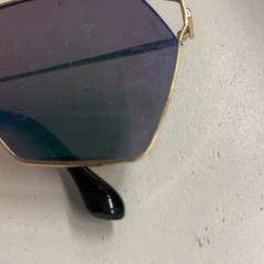 Gafas de sol, ha sido reportado por GVB con iLost