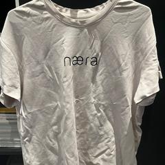 Tシャツ white がiLostで The Dominican によって報告されました