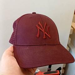 Boné de baseball Bordeaux grillage, como reportado por IKEA Strasbourg utilizando o iLost