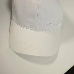 Cappellino da baseball, come riportato da IKEA Mons utilizzando iLost