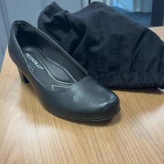 Scarpe, come riportato da Connexxion Amstelland-Meerlanden Schiphol Noord utilizzando iLost