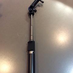 Selfiestick & black scarf, ha sido reportado por Meininger Berlin "Mitte" Humboldthaus usando iLost