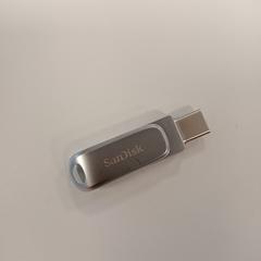 Memoria usb SanDisk zilveren USB stick, ha sido reportado por HU Amersfoort con iLost