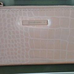 Roze portemonnee Hagebeek, ha sido reportado por Connexxion Zeeland usando iLost