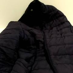 Casaco Marine blauw, como reportado por Bobbejaanland utilizando o iLost