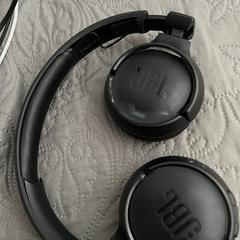 JBL koptelefoon, jak bylo nahlášeno na iLost