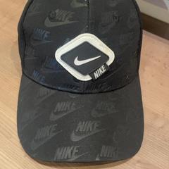 كاسكيت Zwarte nike pet، كما تم الإبلاغ عنه بواسطة Pathé Arnhem عبر iLost