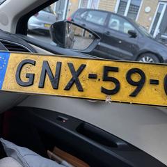 Kentekenplaat GNX-59-G, segundo informou a iLost