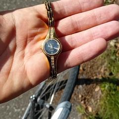 Goudkleurig horloge met diamant steentjes, segundo informou a iLost